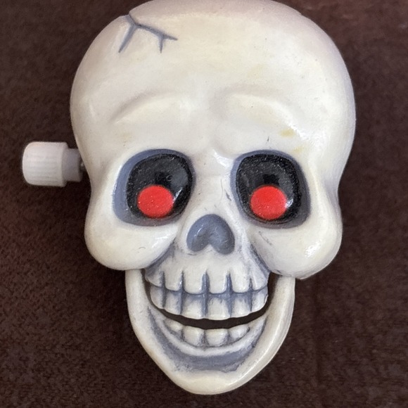 Vintage 1985 Hallmark Brooch Lapel Pin Halloween Wind-Up Skeleton Skull Red Eyes - Picture 5 of 5